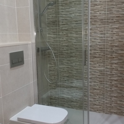 Plato de ducha e inodoro suspendido