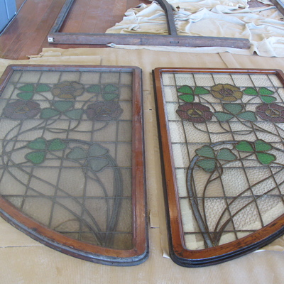 Conservación de madera y limpieza de una puerta modernista