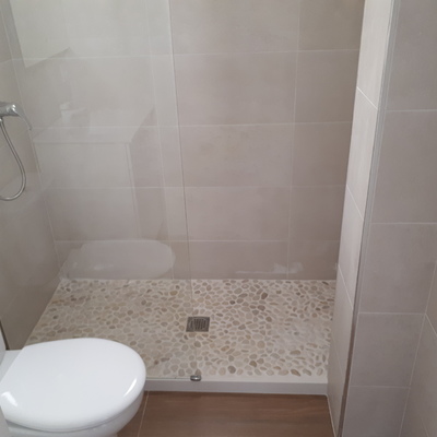 Plato ducha  acabado en piedra de rio