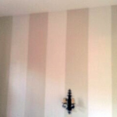 franjas en blanco sobre blanco roto en cabecera