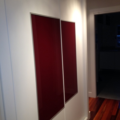 Frente de armario en blanco y granate