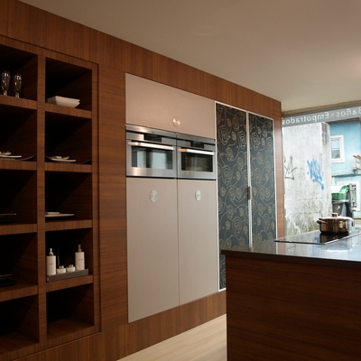 frente de cocina amueblado en columnas y baldas