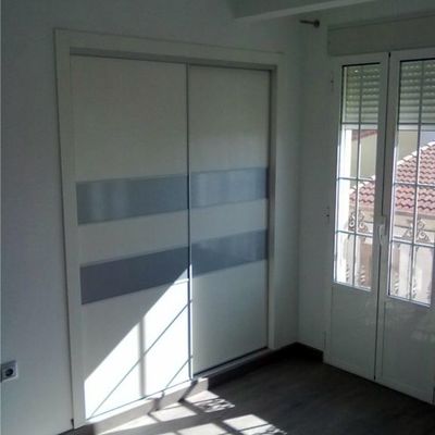 Frente fabricado en melamina blanca con franjas lacadas aluminio metalizado