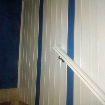 Friso lacado en blanco y azul