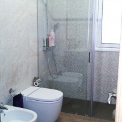 FRONTAL DUCHA DE UN FIJO MAS UNA PUERTA CORREDERA 