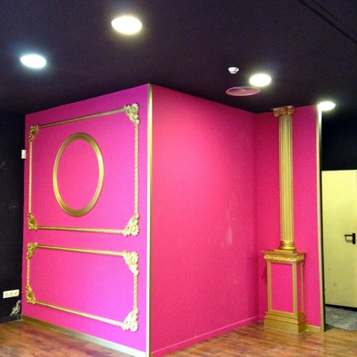 fucsia , dorado  y negro 