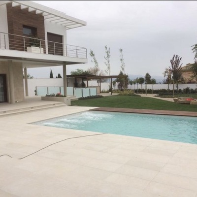 Piscina y chalet en Baeza