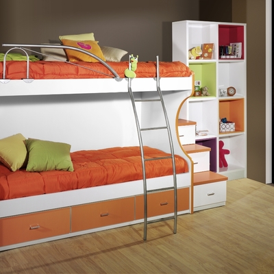 Habitación color blanco y naranja