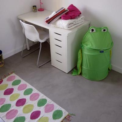 habitación gris plata