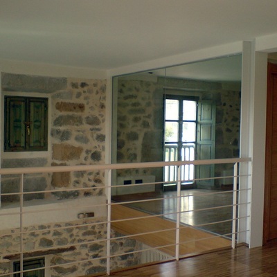 Hazas de Cesto. Vivienda 3. Tabique de vidrio laminar.