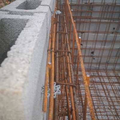 Piscina de obra con el hierro colocado.
