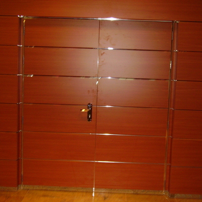 pared forrada con puerta incrustada de cerezo con inox