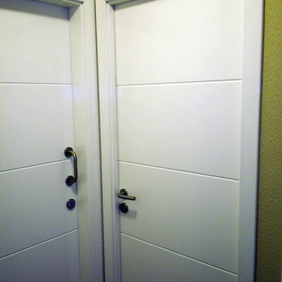 HUECO DE PUERTA LACADO BLANCO.