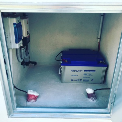 Postes solares de 620 W con Reguladores Cynetic y dos Baterías de 120 Ah cada uno para dos puertas automáticas en una urbanización en Callosa d’en Sarrià (Alicante)