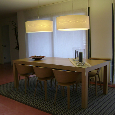 iluminación con pantallas de madera