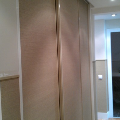 papel pintado sobre puertas de armario