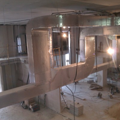 Instalación de conductos en local comercial