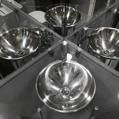 Sobre de cristal y lavabo acero inoxidable 