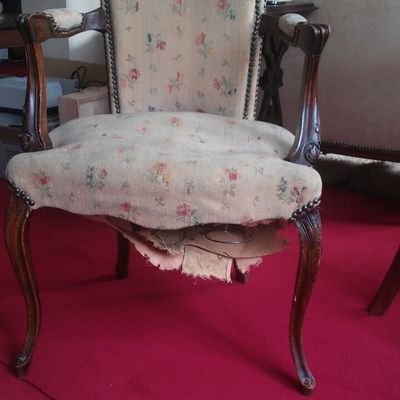 Silla clásica con tachuela envejecida