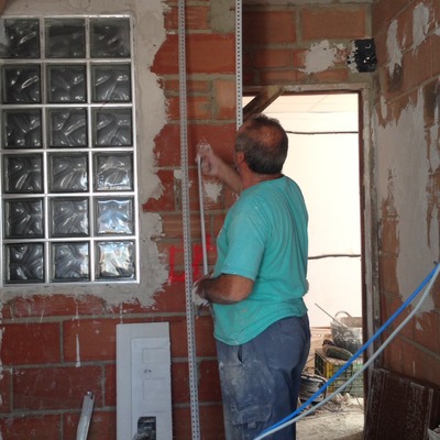 En obra montaje baño chalet y repellados. 