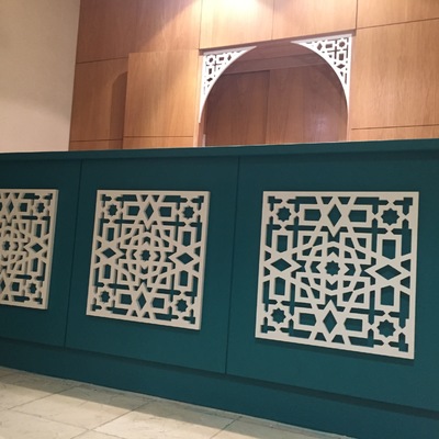 Mostrador con celosía arabe