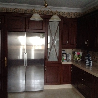 Gran cocina y encimera granito