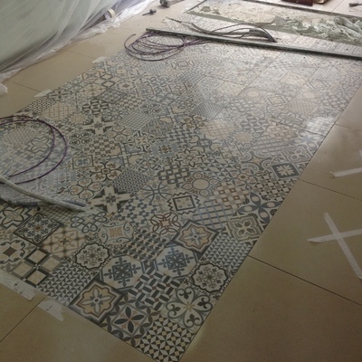 Reforma en una farmacia , ampliación al retirar un tabique y colocación de un suelo haciendo una alfombra para la zona de mostradores