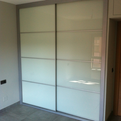 Frente de armario cristal lacado blanco y perfilaría inox