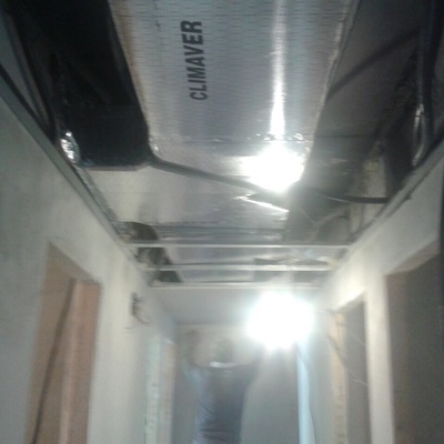 Aire acondicionado por conductos.