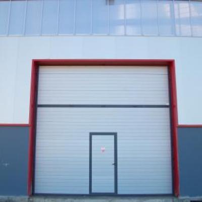 PUERTA BASCULANTE INDUSTRIAL CON PUERTA PEATONAL