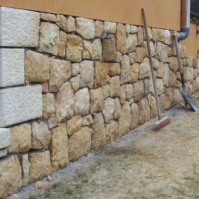 ZÓCALO DE MAMPOSTERÍA Y SILLERÍA EN GRANO AMARILLO