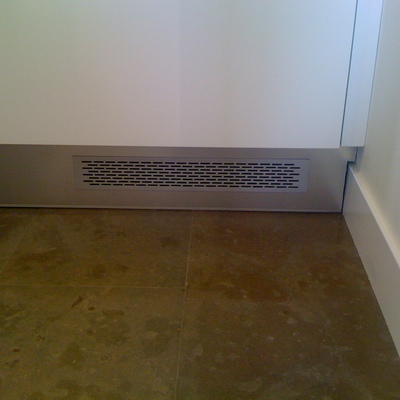 REJILLA DE AIREACIÓN EN ZÓCALO