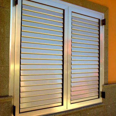 persiana en color cromado