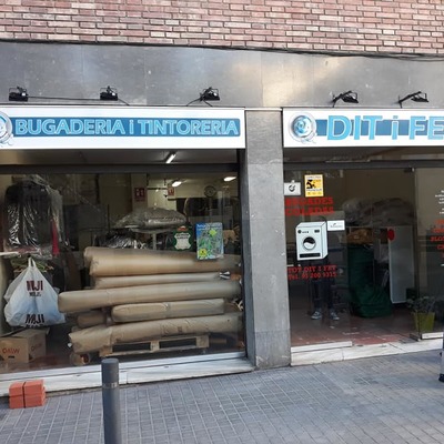 Rótulo con guias y focos LED a pared