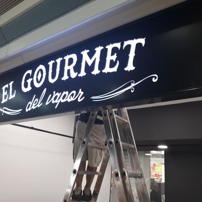 Bandeja calada y retroiluminada