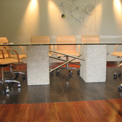 Mesa de reuniones con bases en bloque de granito gruto 