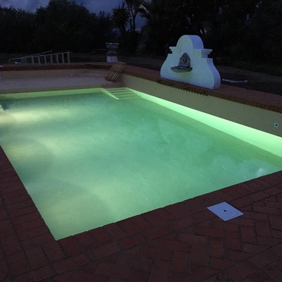 piscina iluminada