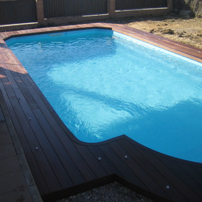 Modelo Dora con madera en playa
