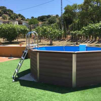 Piscina sobre suelo de composite
