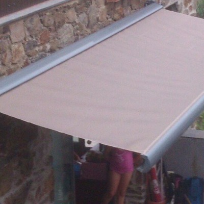 Toldo de brazos invisibles con cofre y motor