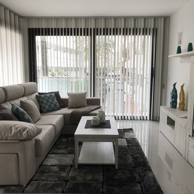 Salón con cortina vertical