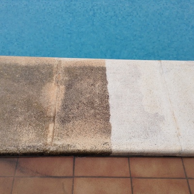 Limpieza en coronación de piscinas