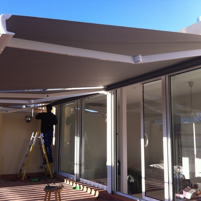 Toldo de brazos invisibles con cofre y motor