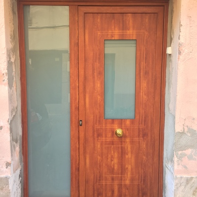 puerta principal a una vivienda