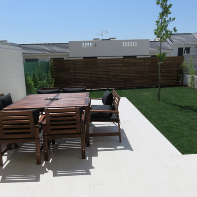 Colocación de tepe, arbol y bambú. Valla de madera maciza.