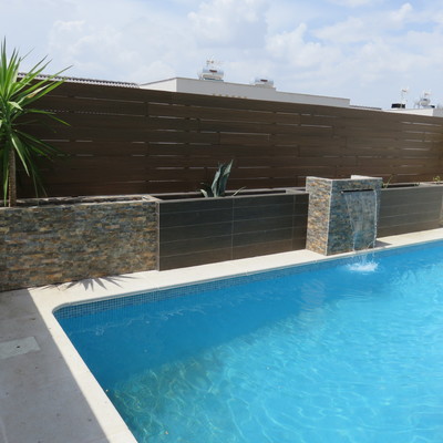 JARDINERAS Y CASCADA DE OBRA. VALLA DE COMPOSITE IMITACIÓN MADERA