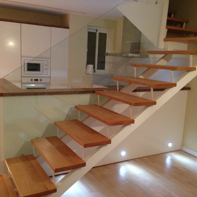 COCINA INTEGRADA A ESCALERA Y COMEDOR