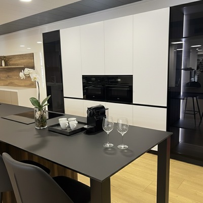 Cocina moderna con muebles integrados y diseño minimalista