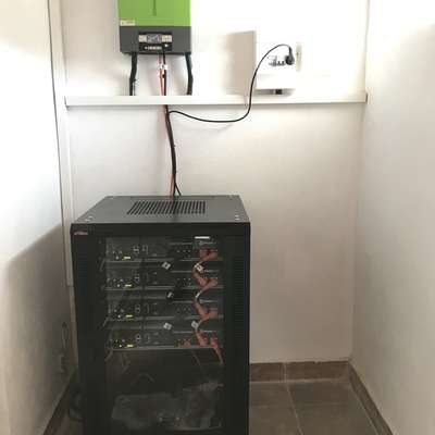 Instalación Solar Fotovoltaica Aislada de 2,72 kWp con Inversor de 5 kW y Rack de Baterías de Litio de 9,6 kWh para vivienda unifamiliar en Cheste (Valencia)