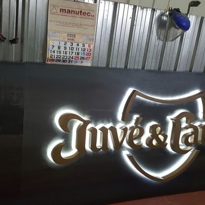 EJEMPLO DE ILUMINACION LUZ INDIRECTA ( JUVE CAMPS)